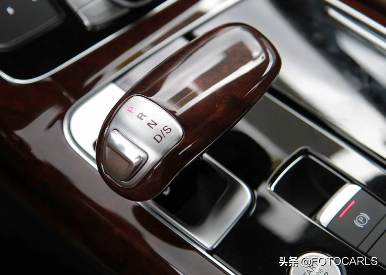 奥迪A8L 6.3L W12版实拍，别在它面前说霸气，售价250万的灭霸