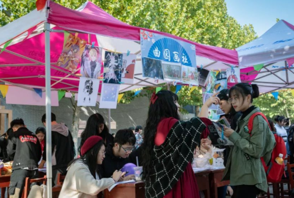 大学生公认的“贵气”社团，成员多半家境优越，普通同学谨慎报名