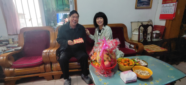 广西卫生职业技术学院春节前走访慰问老干部、困难党员、职工