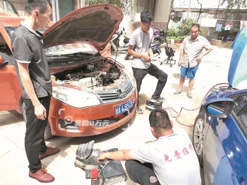 雨后郑州街头，这群外地小伙5天免费修车600辆：有一分热发一分光