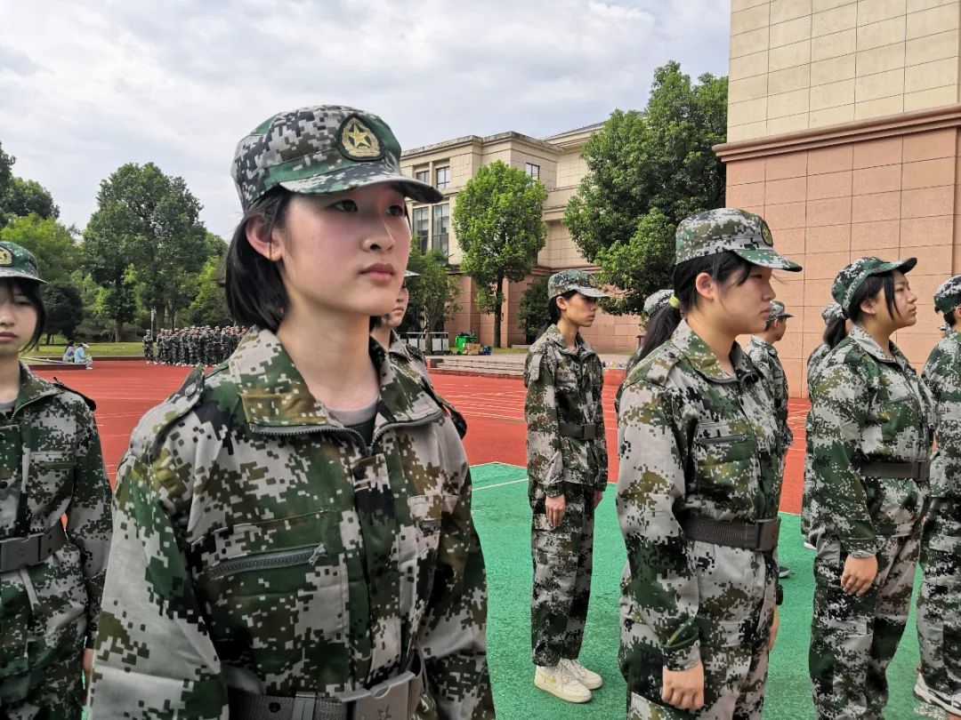 这一刻，迷彩和青春碰撞，汗水与激情交融