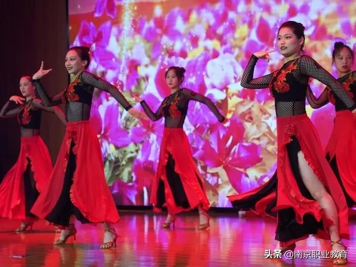 南京市莫愁中等专业学校举办“信仰百年 初心如一”庆祝中国共产党成立100周年专题活动