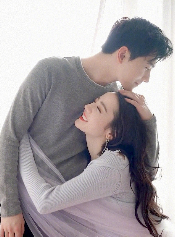 荣耀夫妇再撒糖,迪丽热巴杨洋互发童年比耶照,戏里戏外都很甜