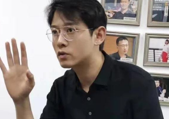 大学高颜值老师火了，被学生称为“西政何以琛”，上课还需要抢座