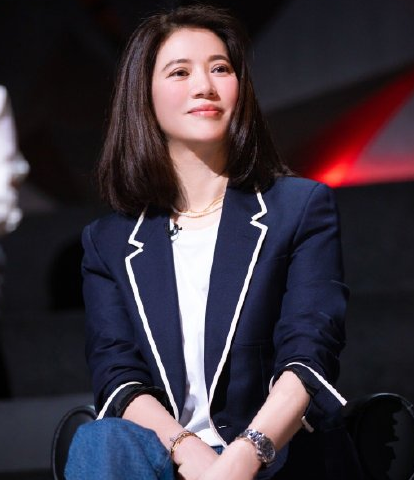 袁咏仪气质感真好，穿黑色上衣朴素却不普通，50岁女人该好好学学