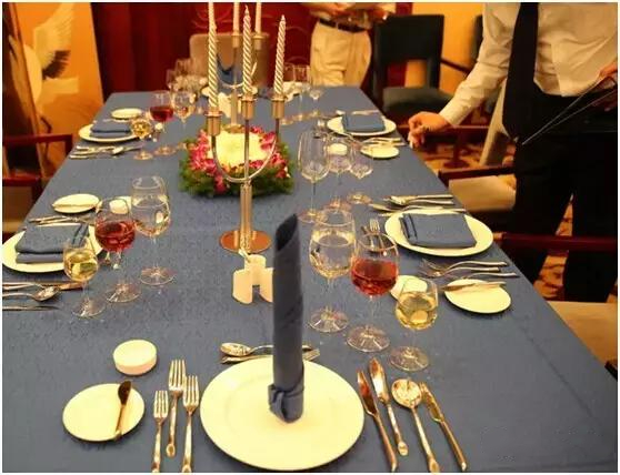 法国餐桌礼仪图片