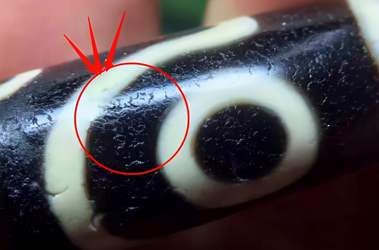 这种氧化膜形成了一层又一层的包浆,覆盖在经常把玩的天珠部位,所以