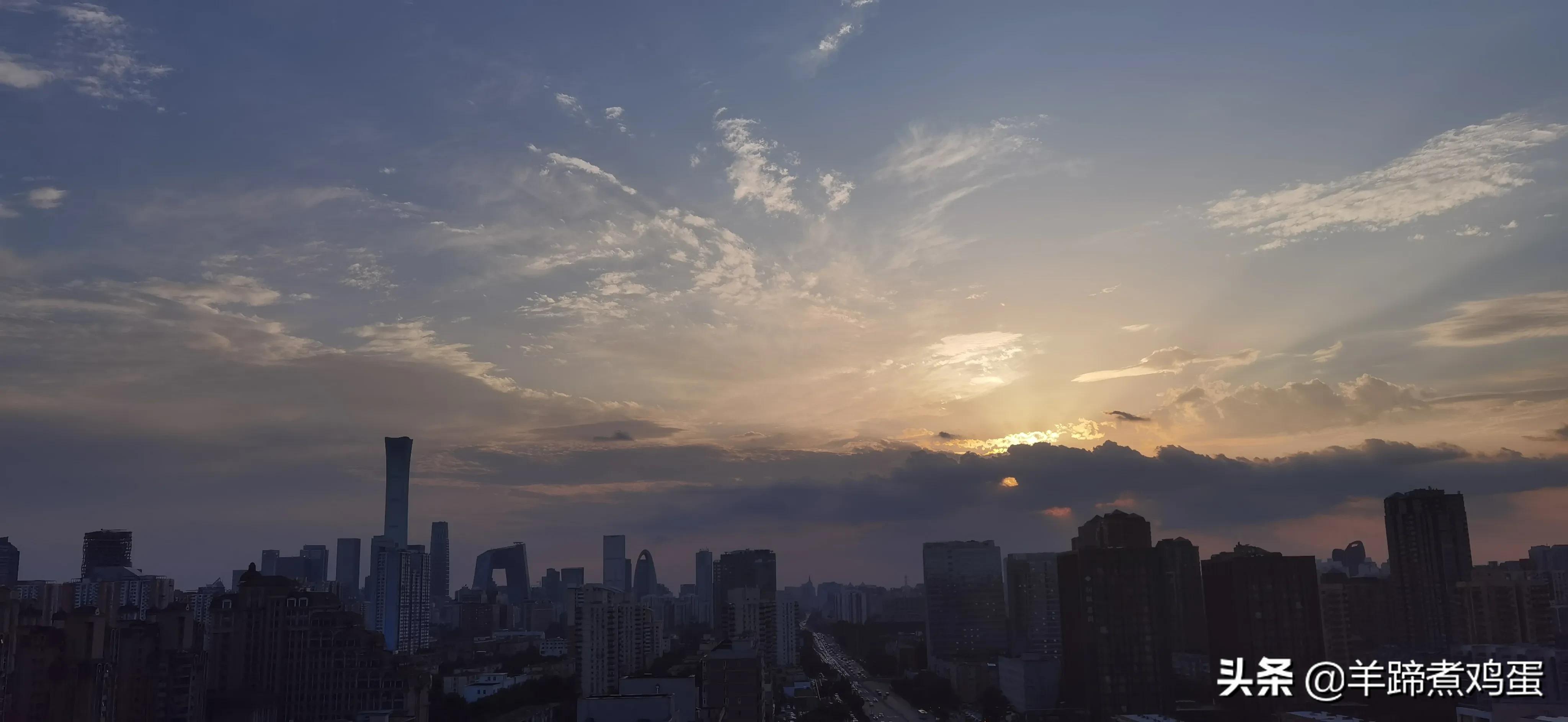 淫雨唤云行日隐耀霞红--雨后北京云空的美丽身影留下霞浓