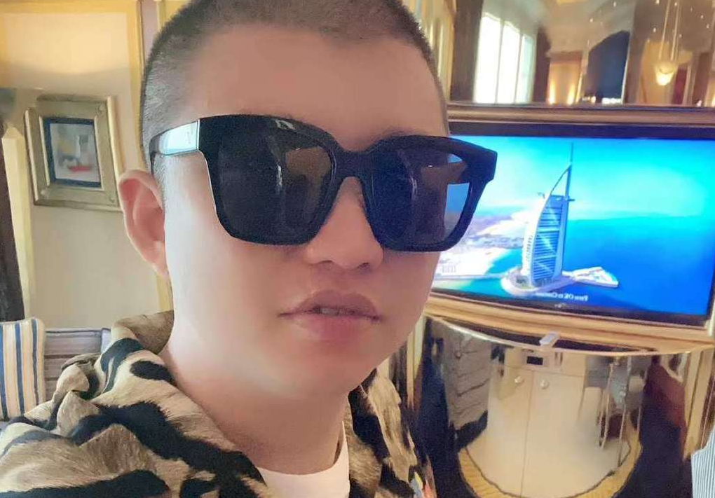 网红二驴夫妇连上热搜，手机官方发文为其澄清，网友：死不承认