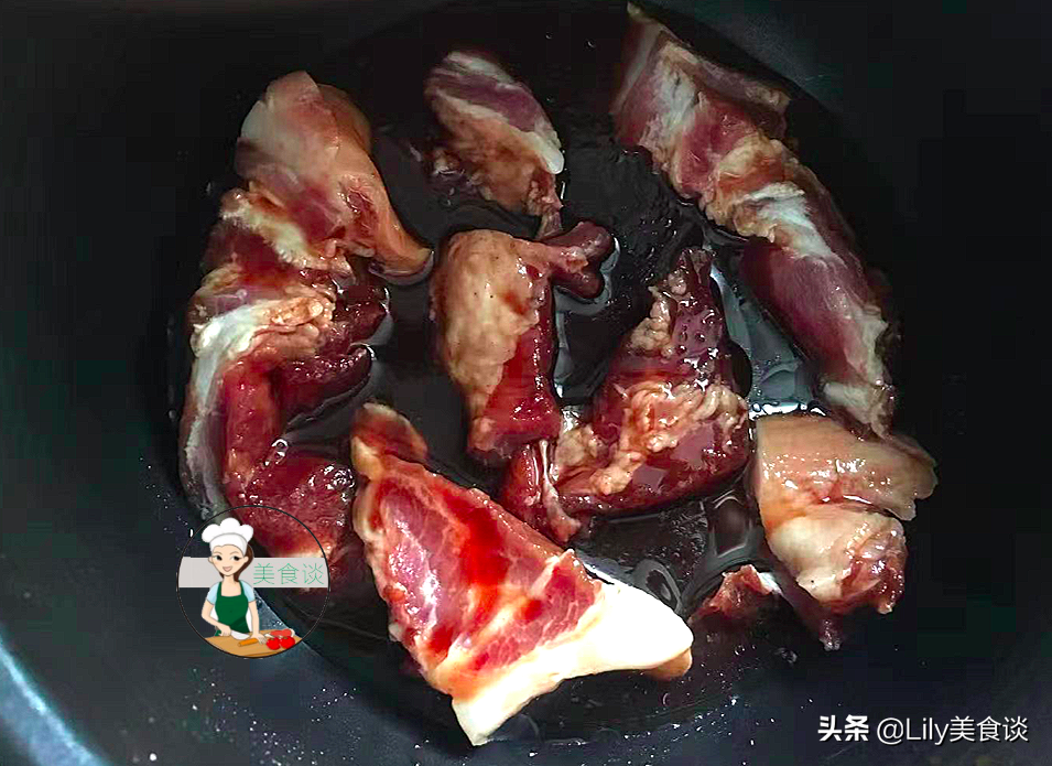 把猪肉放进电饭锅里，不加一滴水，越焖越香，吃一次念念不忘