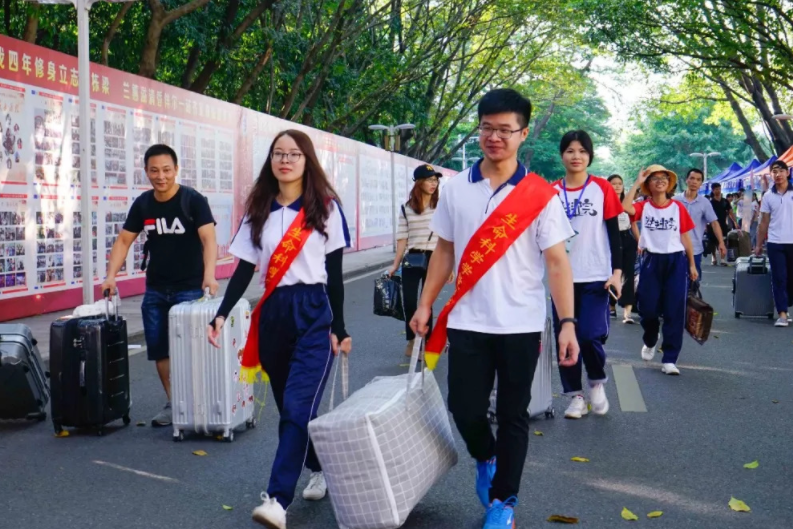 湖北5所大学出现“天价学费”，家长们窘迫不已，这书还念不念？