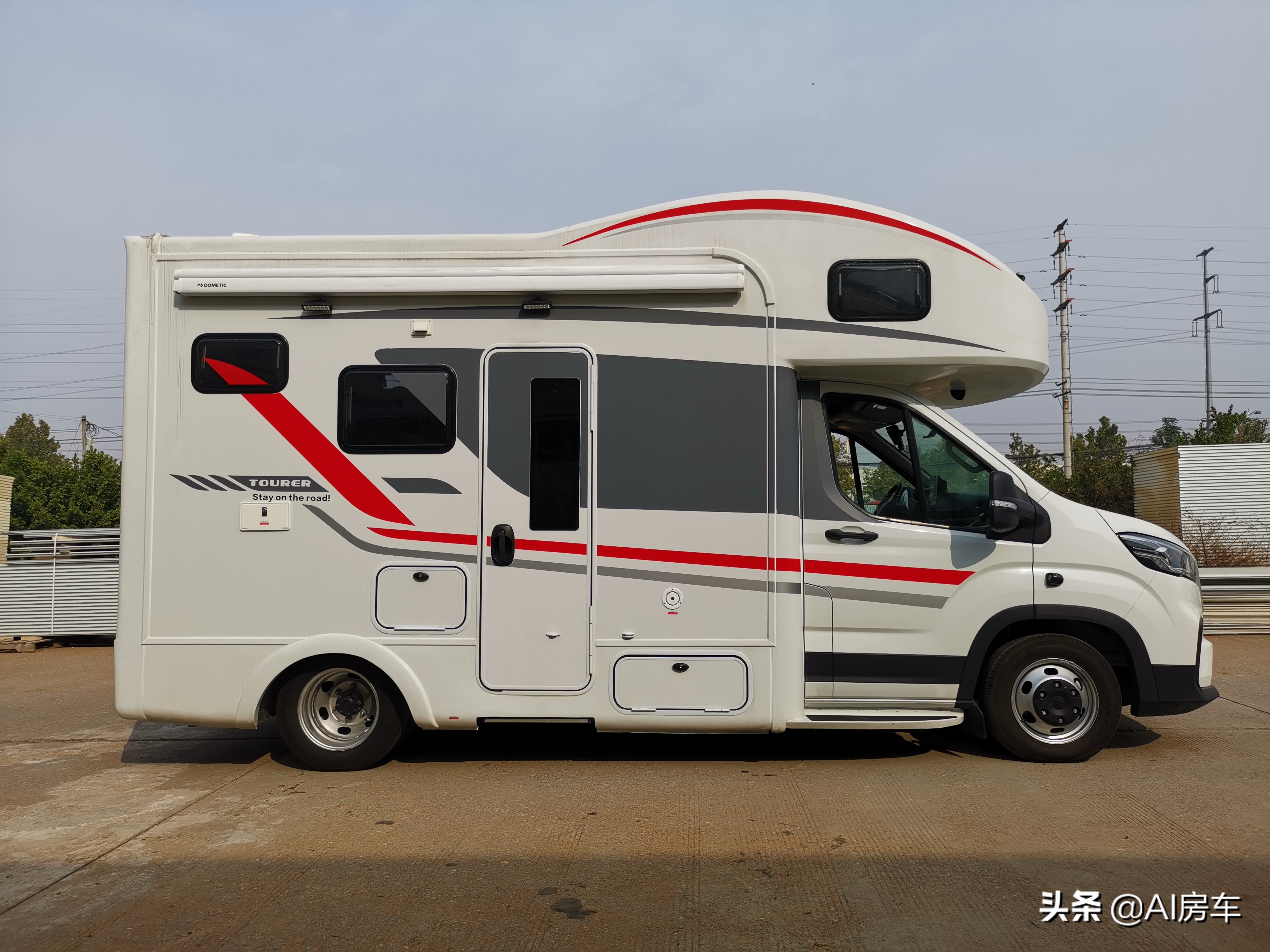 低调奢华!新款国产大众定制版房车上市!大通v90动力,带3床6座