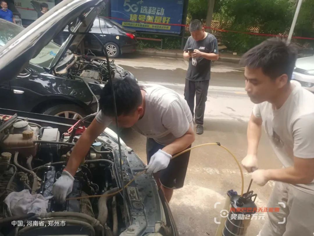 雨后郑州街头，这群外地小伙5天免费修车600辆：有一分热发一分光