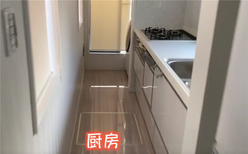 细长型的房子两人并肩过都难，卧室只能摆放单人床，看着都很压抑