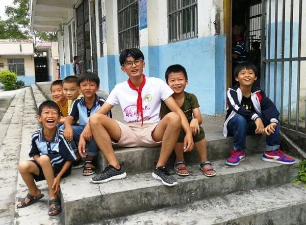 寒门状元走出广西山村，他考入985名校，毕业之际却毅然决定再回大山！