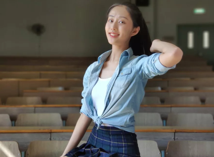 又一高校运动会出幺蛾子，女学生舞蹈惹争议，被评为不雅表演