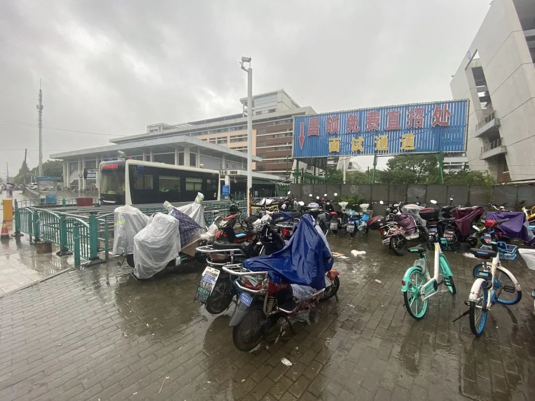 台风未阻挡iPhone13量产：苹果工厂一天招数千人，返费已过万