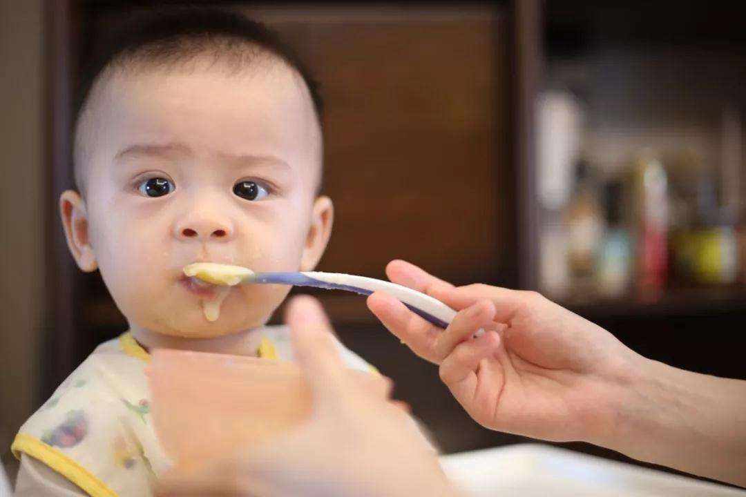 婴儿几个月可以食盐（宝宝什么时候吃盐比较合适）