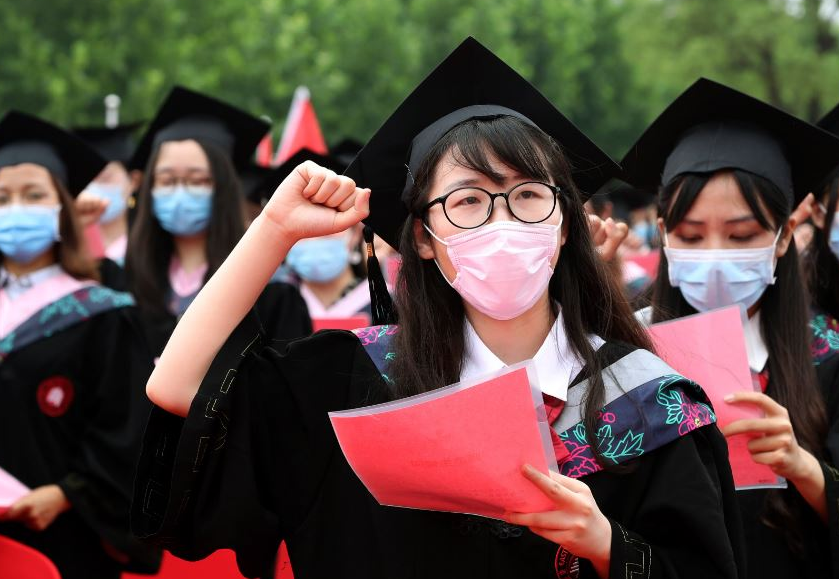 “三大顶流”师范大学，上海这所稳居第二，本科毕业就能落户上海