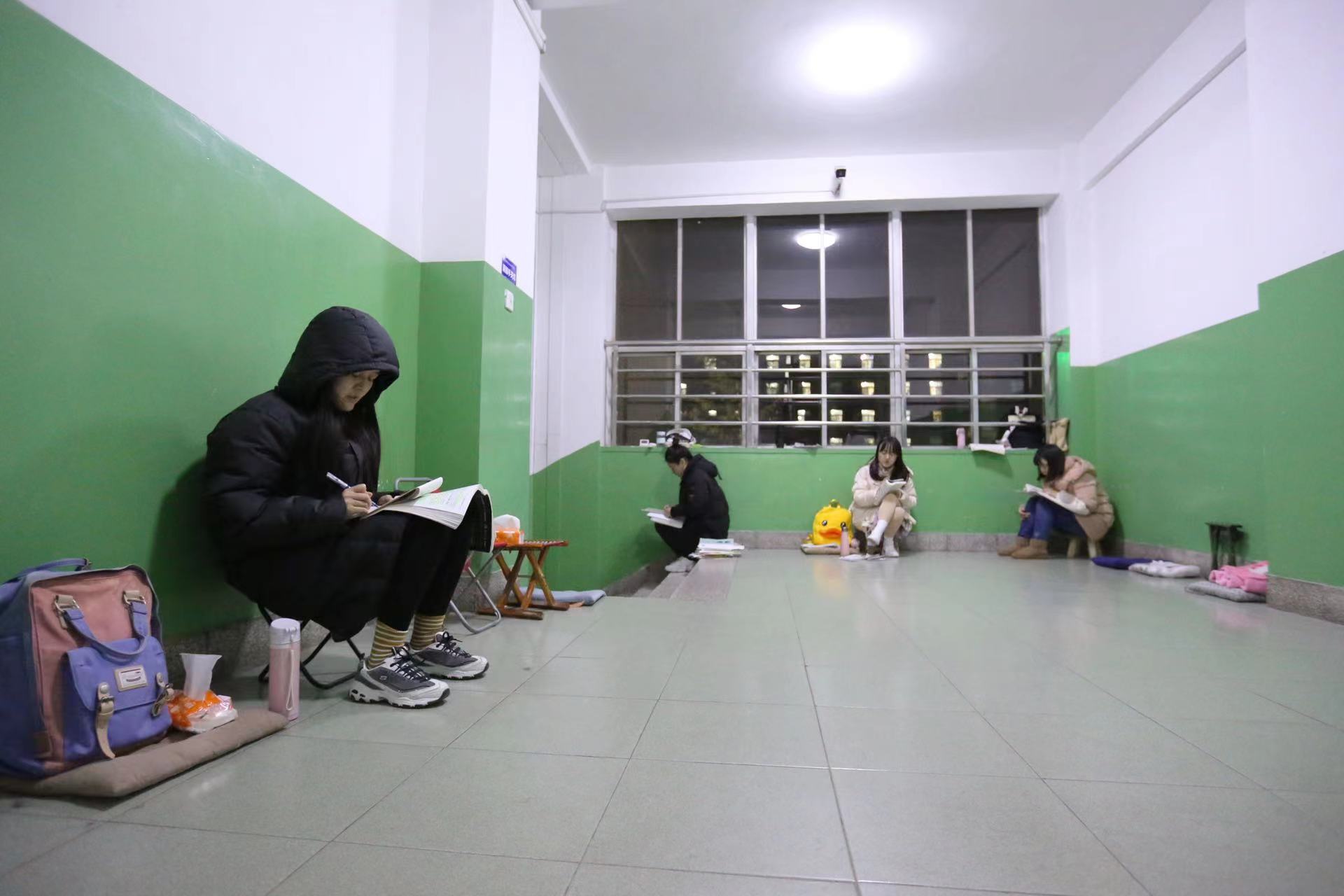 会计专业的学生，毕业后是先考研还是先工作，听听过来人的意见