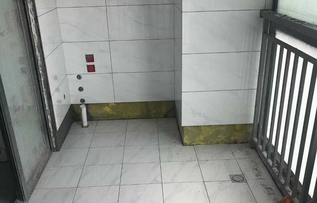 厨房和卫生间装修时，装修工人先铺墙砖再铺地砖，是在偷懒吗？