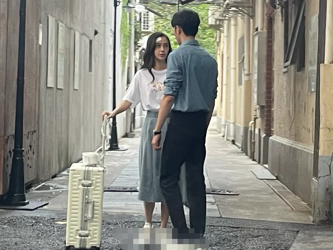 Angelababy超市拍戏被偶遇,休闲打扮超低调,瞪眼式表演遭吐槽