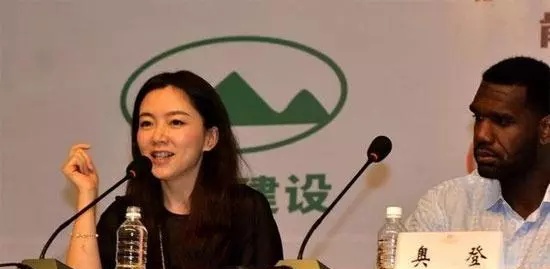 杨毅老婆(杨毅火辣娇妻曝光！颜值高神似美娜 曾给奥登大帝当翻译)