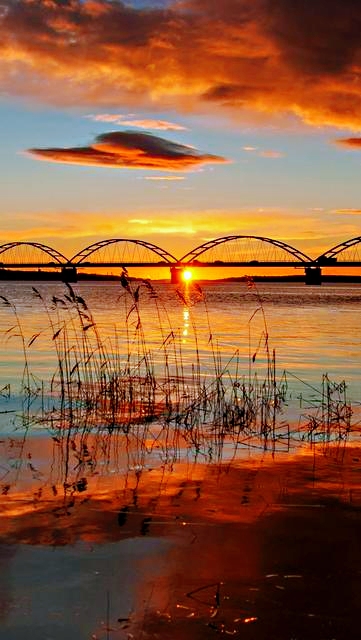 夕阳有诗情，黄昏有画意，但得夕阳无限好，何须惆怅怨黄昏
