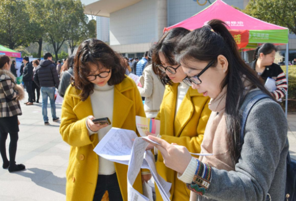 大学高颜值老师火了，被学生称为“西政何以琛”，上课还需要抢座