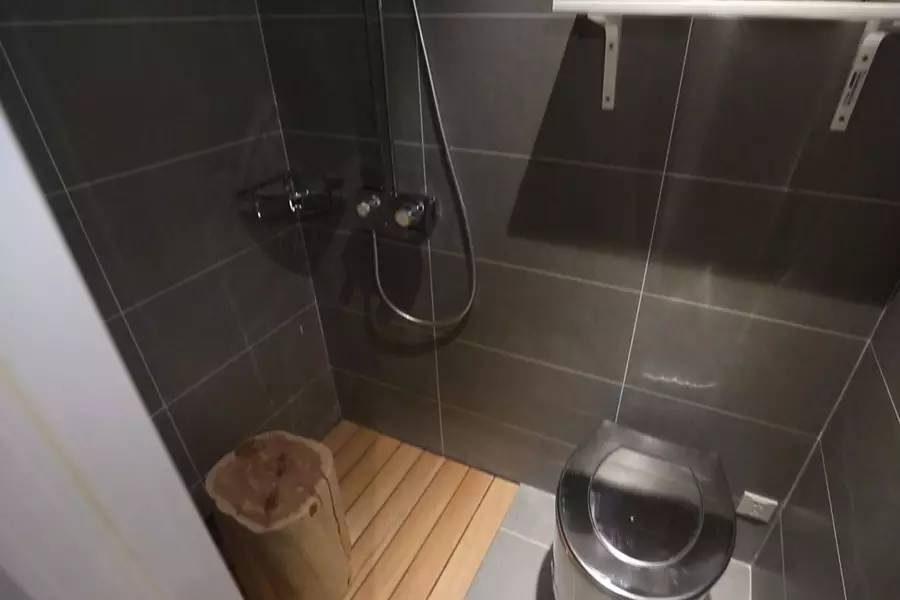 北京二环25㎡小屋，为让女儿回家住，年迈父母坚持睡6㎡露台