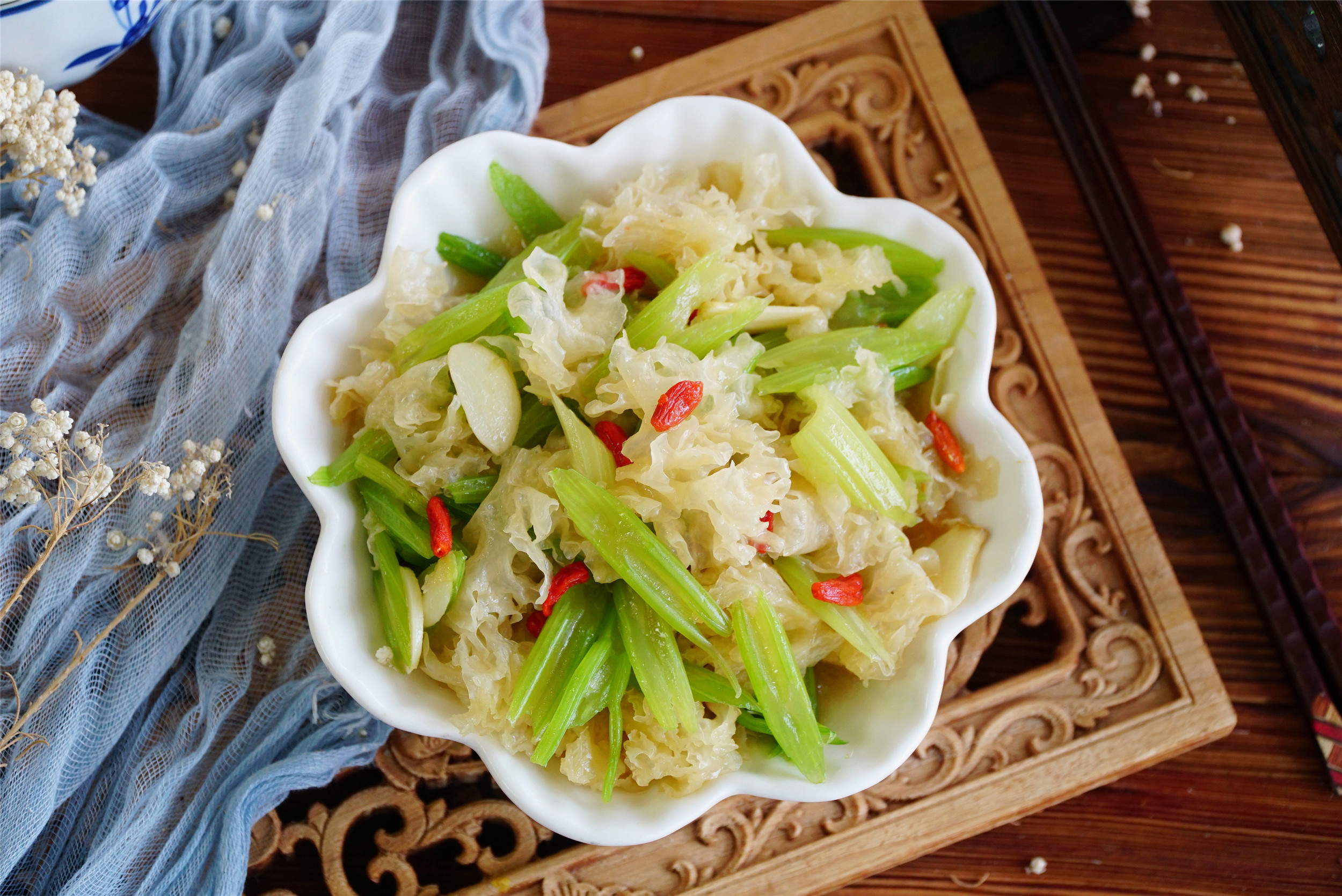 秋季,银耳和芹菜是绝配菜,入秋后要常吃,很多人还不知道有啥用