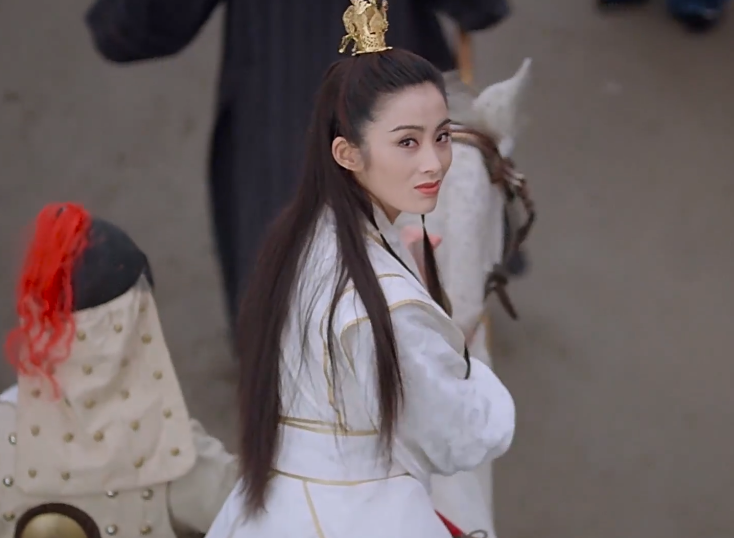 “回眸一笑”真的不要硬演，有人一眼万年，有人我想给她按回去