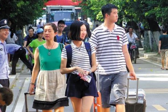 大学四人间应该怎么选床位，靠窗好还是靠门好？寝室阿姨传授经验