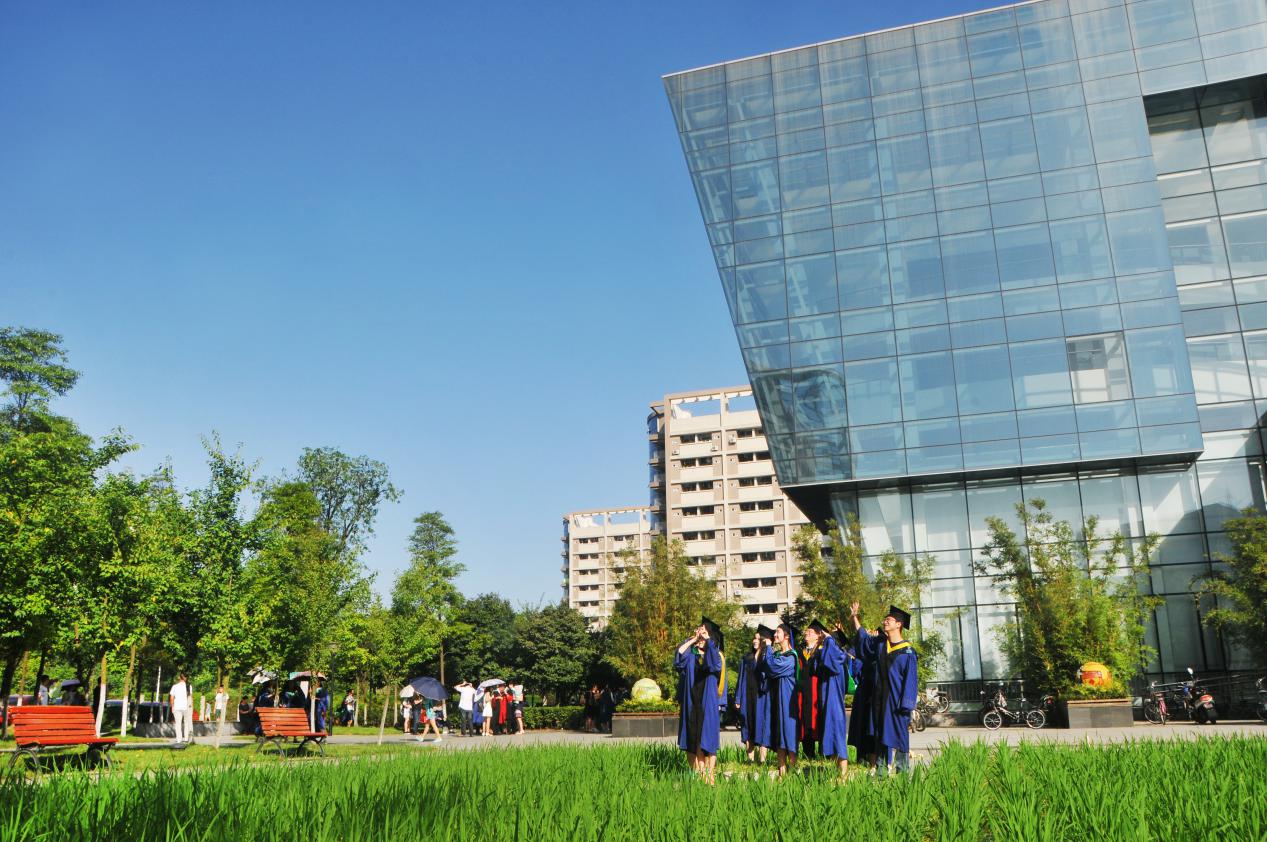 坐拥三大校区，占地4500亩，累计创造经济效益1000多亿，四川这所高校