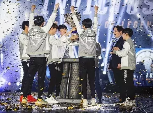 凭什么Faker是LOL世界第一人?看完这六年他拿的荣誉你就知道了