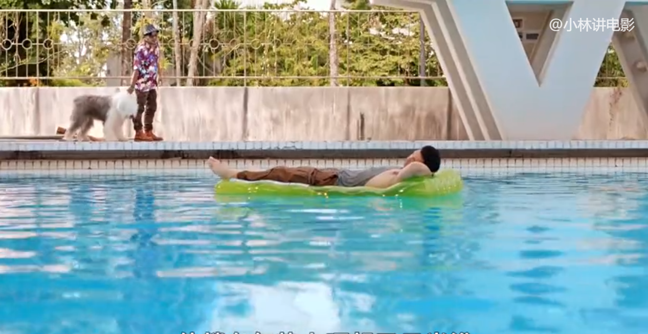 惊悚电影：小情侣被困6米深泳池，没等来救援，却来了条鳄鱼