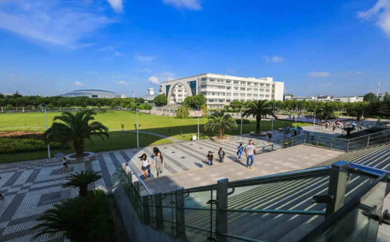 上海三所“双非”大学，都是领域内“大拿”，毕业生待遇太可了