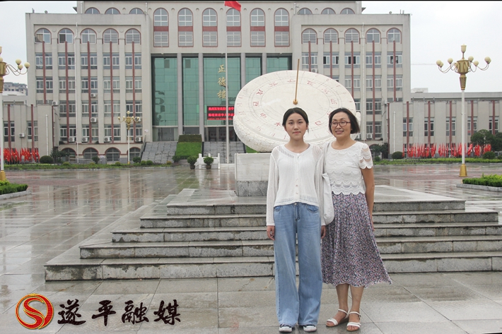 遂平一高喜报！陈晓同学被清华大学录取