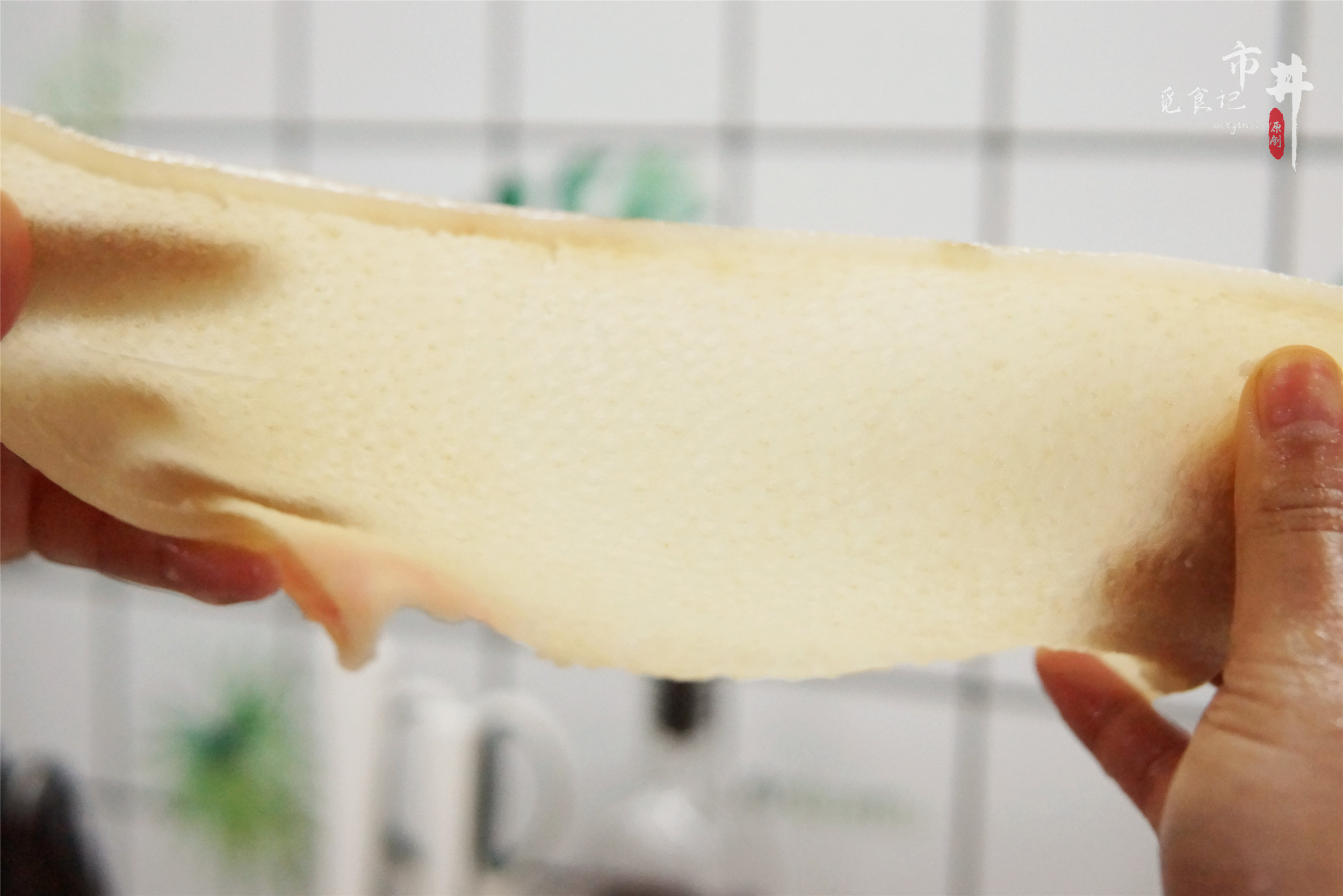 做猪皮冻，记住“1揉1刮2泡”，皮冻透亮弹牙，味道正成功率高