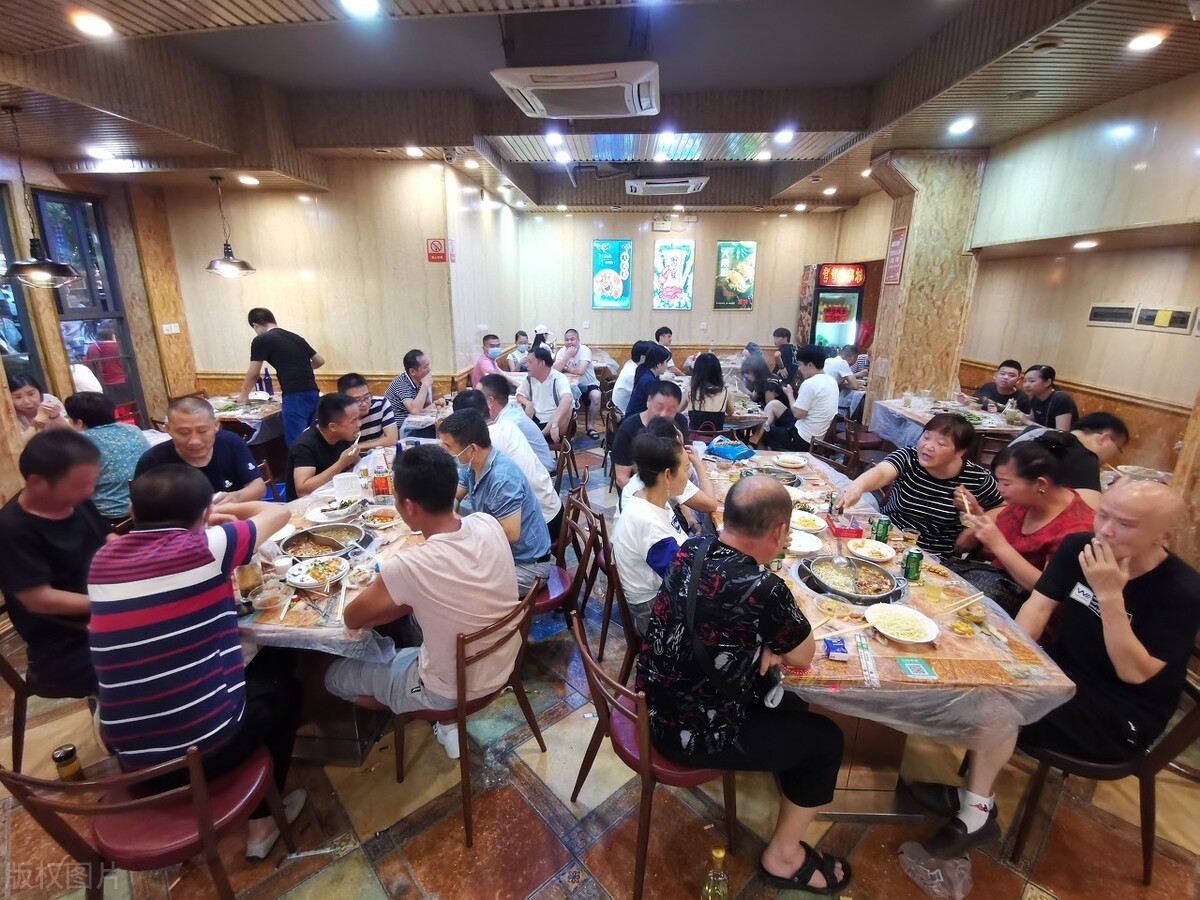 贵州夫妻开菜馆，利用免费的白酒，年赚100万，方法具有实操性