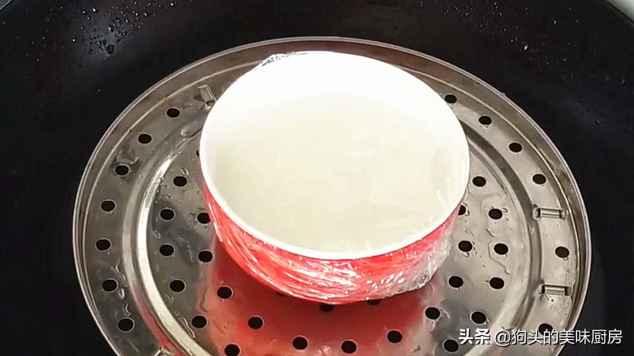 牛奶鸡蛋放锅里蒸，广东的双皮奶就这么简单，干净卫生无添加
