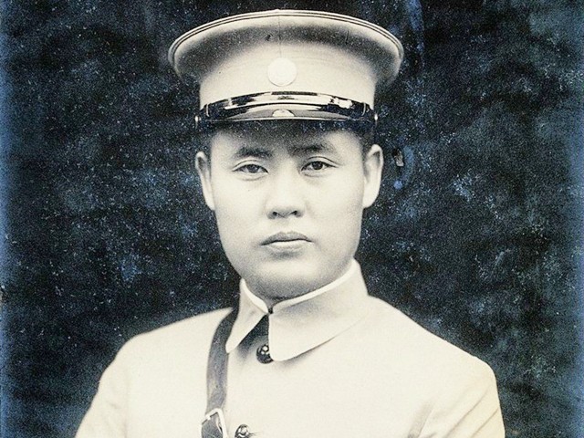 1949年是谁选定中南海，成为中央机关在北平的办公地点？