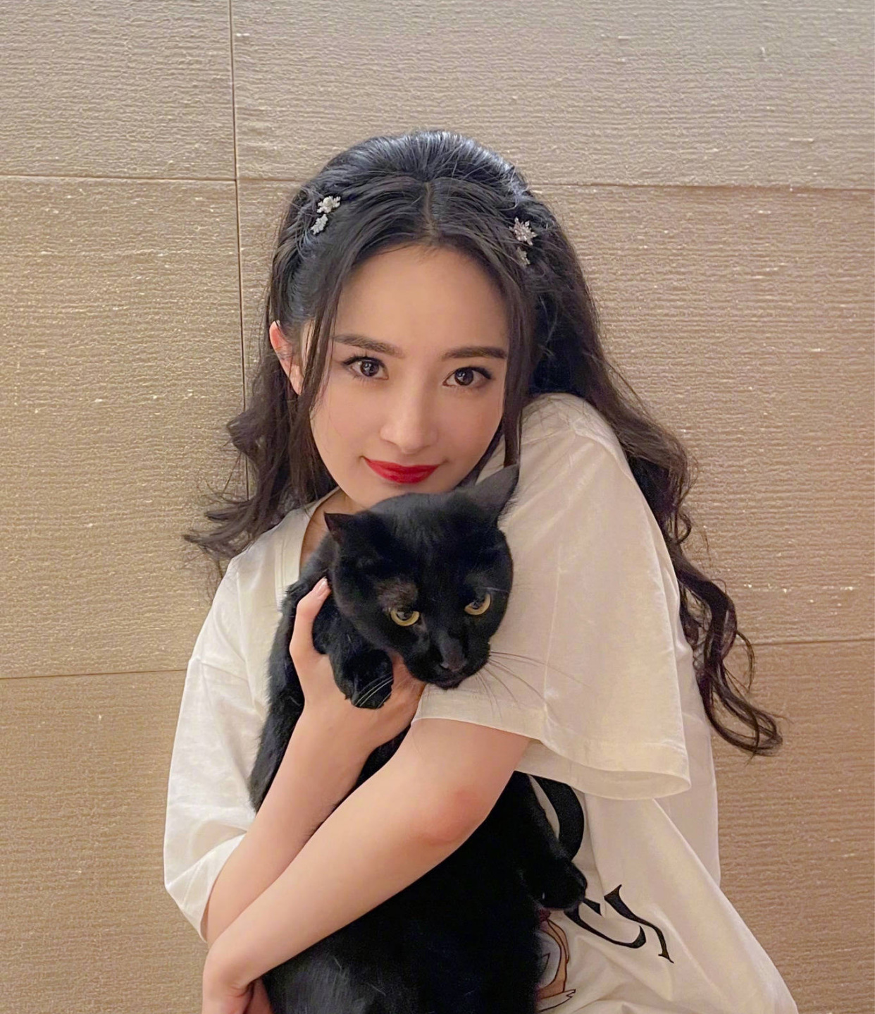 杨幂这样穿衣像开挂,梳"双马尾"穿t恤配牛仔裤,减龄又显个高