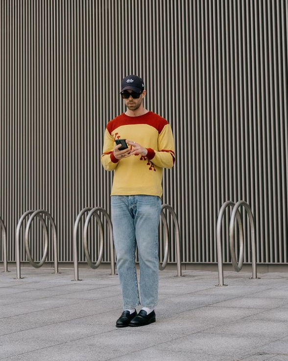 男人穿皮鞋就落伍了？那你没穿对，搭配白袜试试，回头率高又时髦