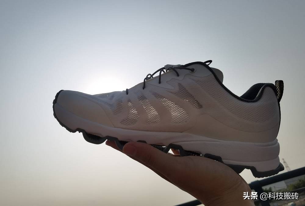 “拱桥式”鞋底，轻弹减震，诺诗兰SKYECO 徒步鞋体验