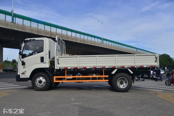 坐上去像开轿车？国六江铃凯运轻卡实力抢镜，升级的不止是内饰