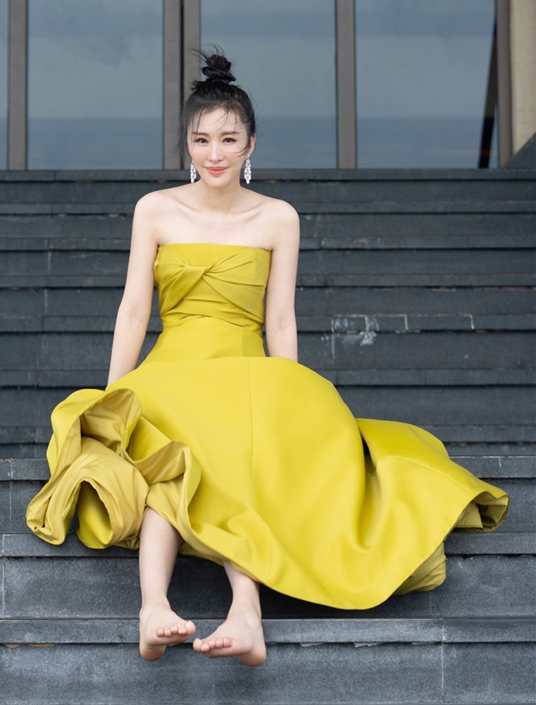 田朴珺豪门气质拿捏得很到位,穿拖地礼服尽显高级感,气场太强