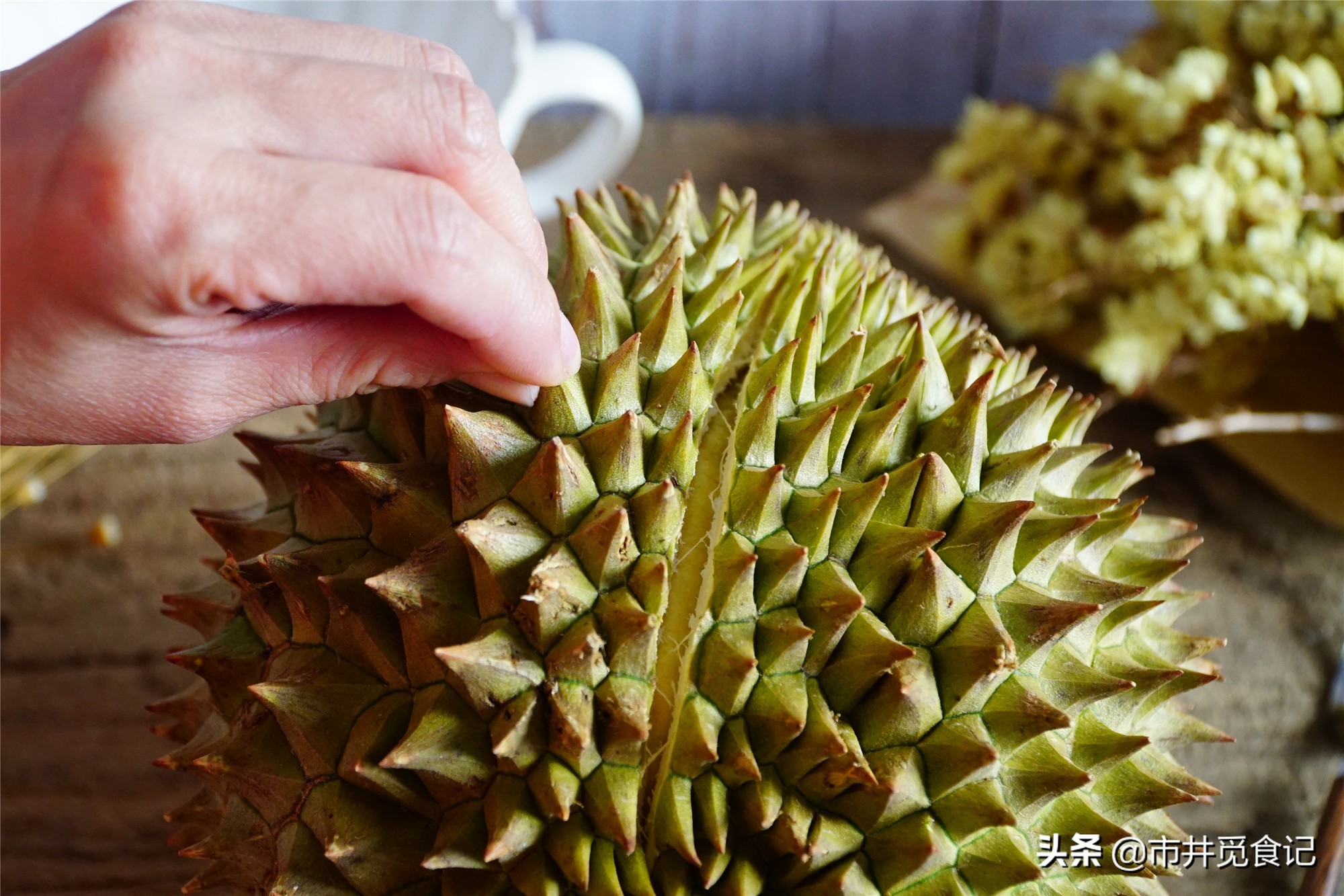 榴莲难剥皮？用蛮力可不行，教你3招，辨生熟、催熟、剥皮全搞定