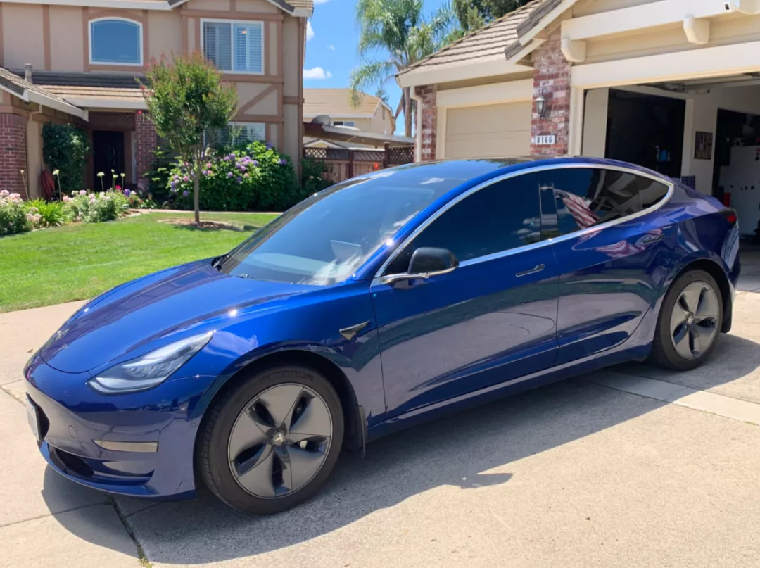 特斯拉 Model 3 车主与醉驾车辆相撞，车头被撞烂无生命危险