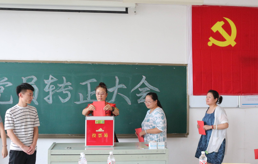 辅导员忠告，大一新生尽量申请入党，否则就业后难度会增大